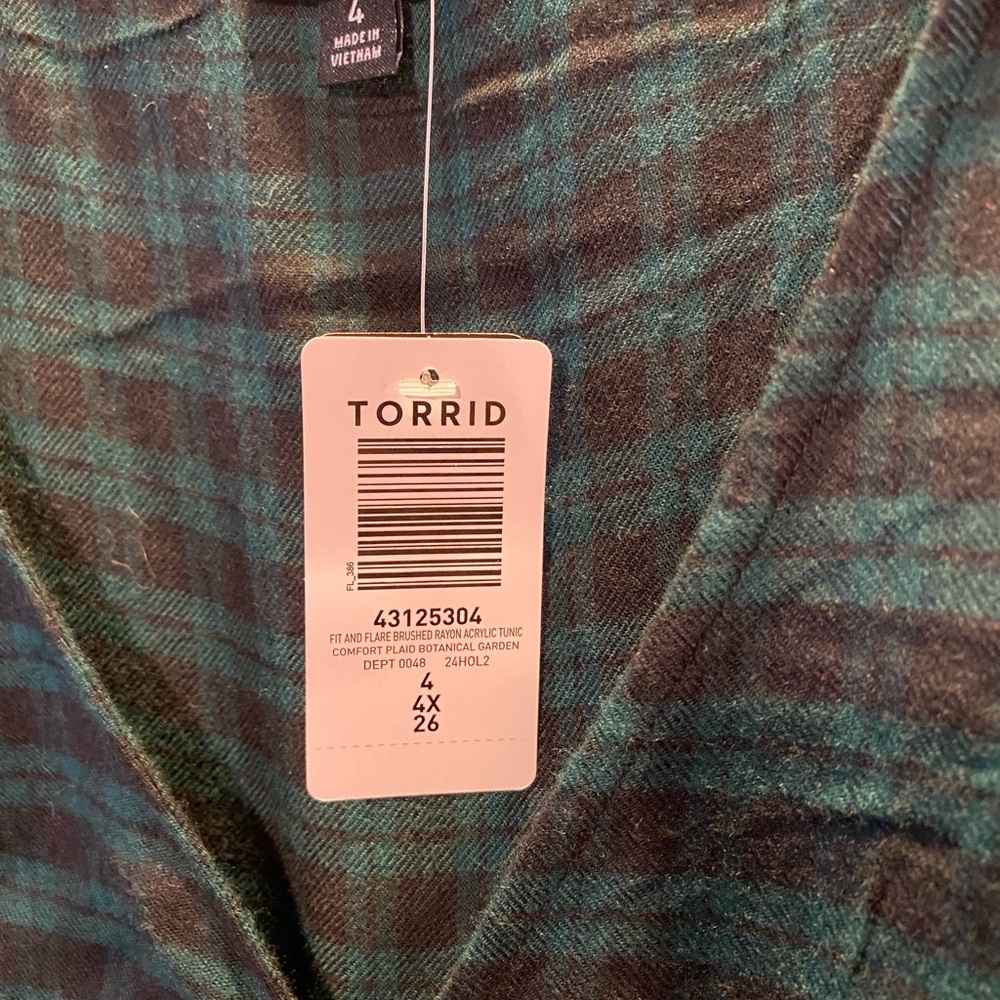 Torrid 4X Green and Black Plaid Fit and Flare flannel tunic - Picture 4 of 4